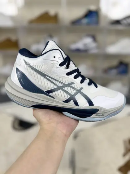 价格调整本地165 ▪️Y版纯原 Asics Sky Elite FF 3 舒适百搭 中帮 排球训练鞋 男女款 白蓝 ▪️Asics Sky Elite FF 3排球鞋是一款专为排球运动员设计的高性能运动鞋.中底采用亚瑟士独家的ff blast+发泡材质,不仅强化了回弹性能,还让触地体验更加柔软.这种材料在提供充足缓震的同时,还能帮助运动员更有效地利用地面反作用力,从而增强弹跳力.为了提升运动时的稳定性,Asics Sky Elite FF 3排球鞋内置了巨型树脂支撑片risetruss.这一设计能够防止脚部在快速移动或跳跃时发生扭转,让运动员能够更自信地应对各种动作.鞋底采用耐磨橡胶材质,这种材料具有出色的耐磨性和抓地力.无论是在室内木地板还是室外场地,Asics Sky Elite FF 3排球鞋都能提供稳定的支撑和抓地效果.鞋面材料经过精心挑选,既保证了足够的强度,又具有良好的透气性.这样,运动员在运动过程中就能保持脚部的干爽和舒适.Asics Sky Elite FF 3排球鞋凭借其出色的科技亮点、设计特点和适用场景与人群,成为了一款备受排球运动员青睐的高性能运动鞋. ▪️ (36 37 37.5 38 39 39.5 40 40.5 41.5 42 42.5 43.5 44 44.5 45 46) ▪️货号:1051A081-100
